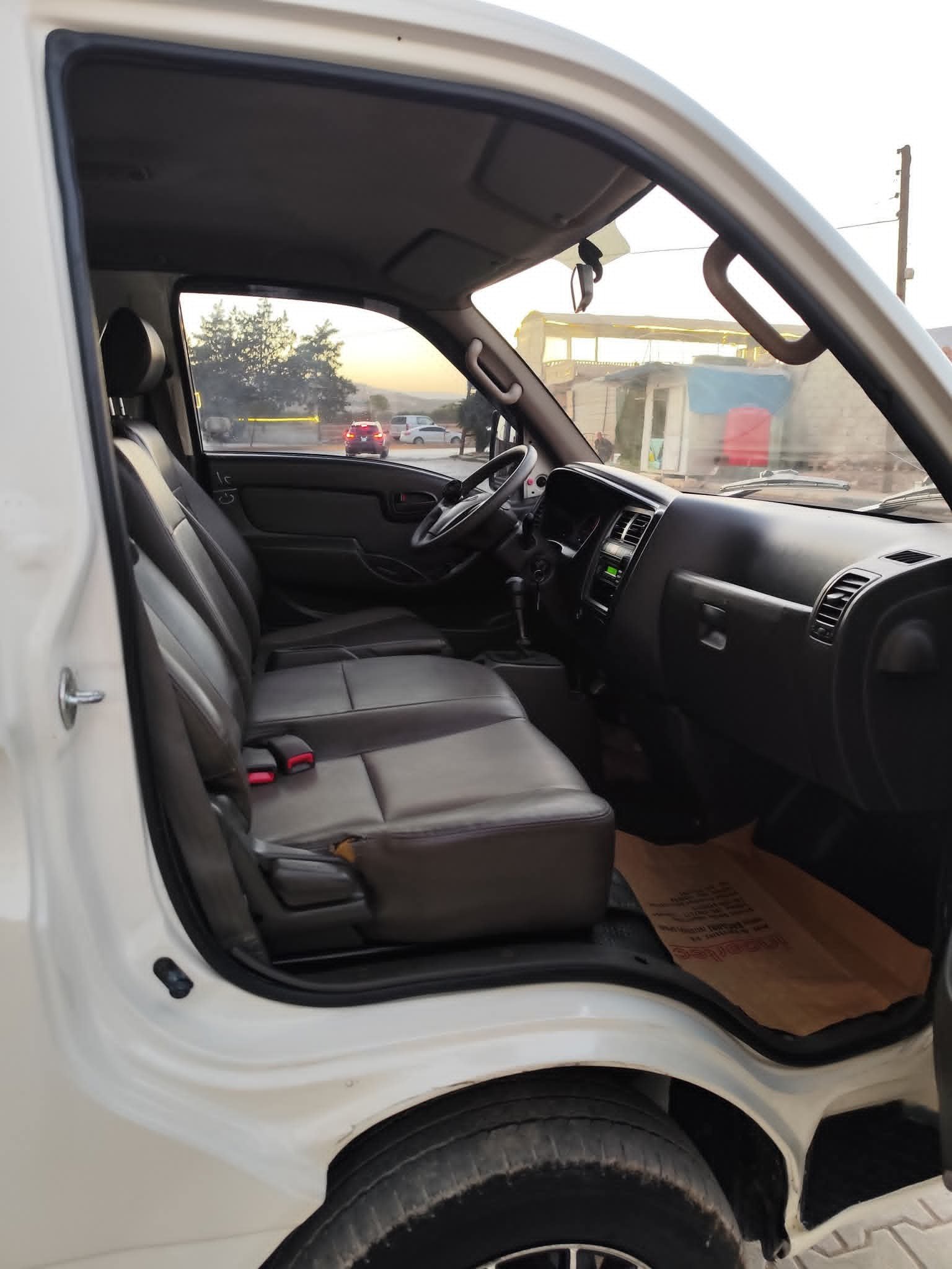 kilometrage car sale hyundai porter 2 crdi cargo truck used 2012 aleppo du image
