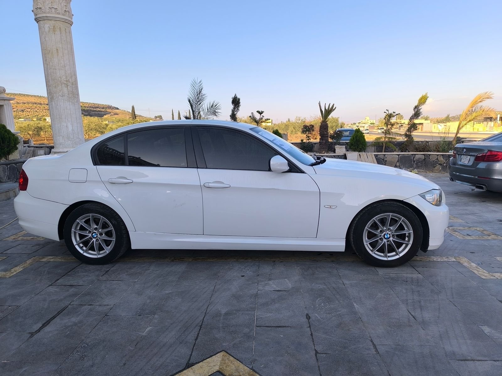 kilometrage car sale bmw 3 series 320 i sedan used 2011 vq image